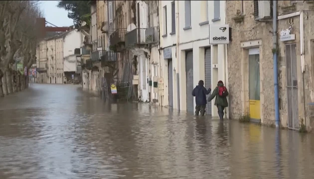 Францією пронісся буревій Нільс: загиблі, поранені, тисячі будинків без електрики, призупинено рух поїздів