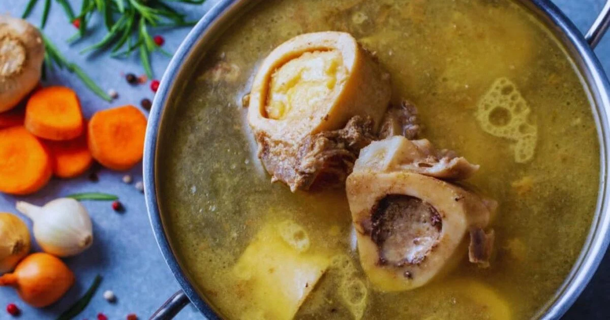 Професійні кухарі розкривають секрет насиченого бульйону: які кістки обирати для ідеального смаку