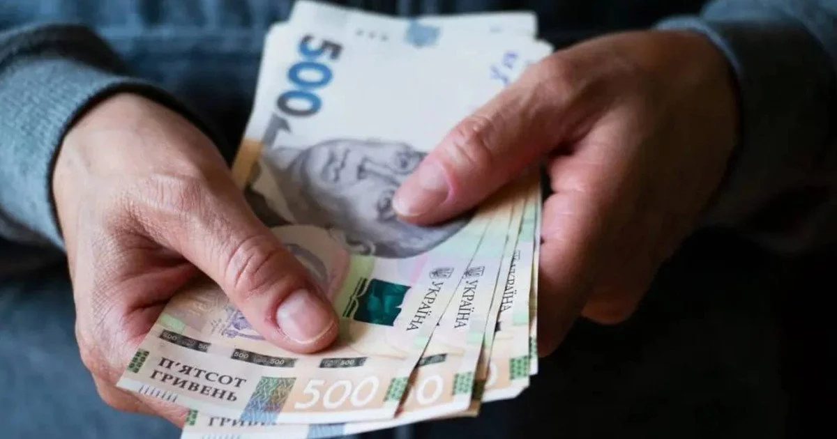 Нові виплати для українців: пенсіонери отримають по 1500 гривень, а водіям компенсують витрати на пальне через систему кешбеку