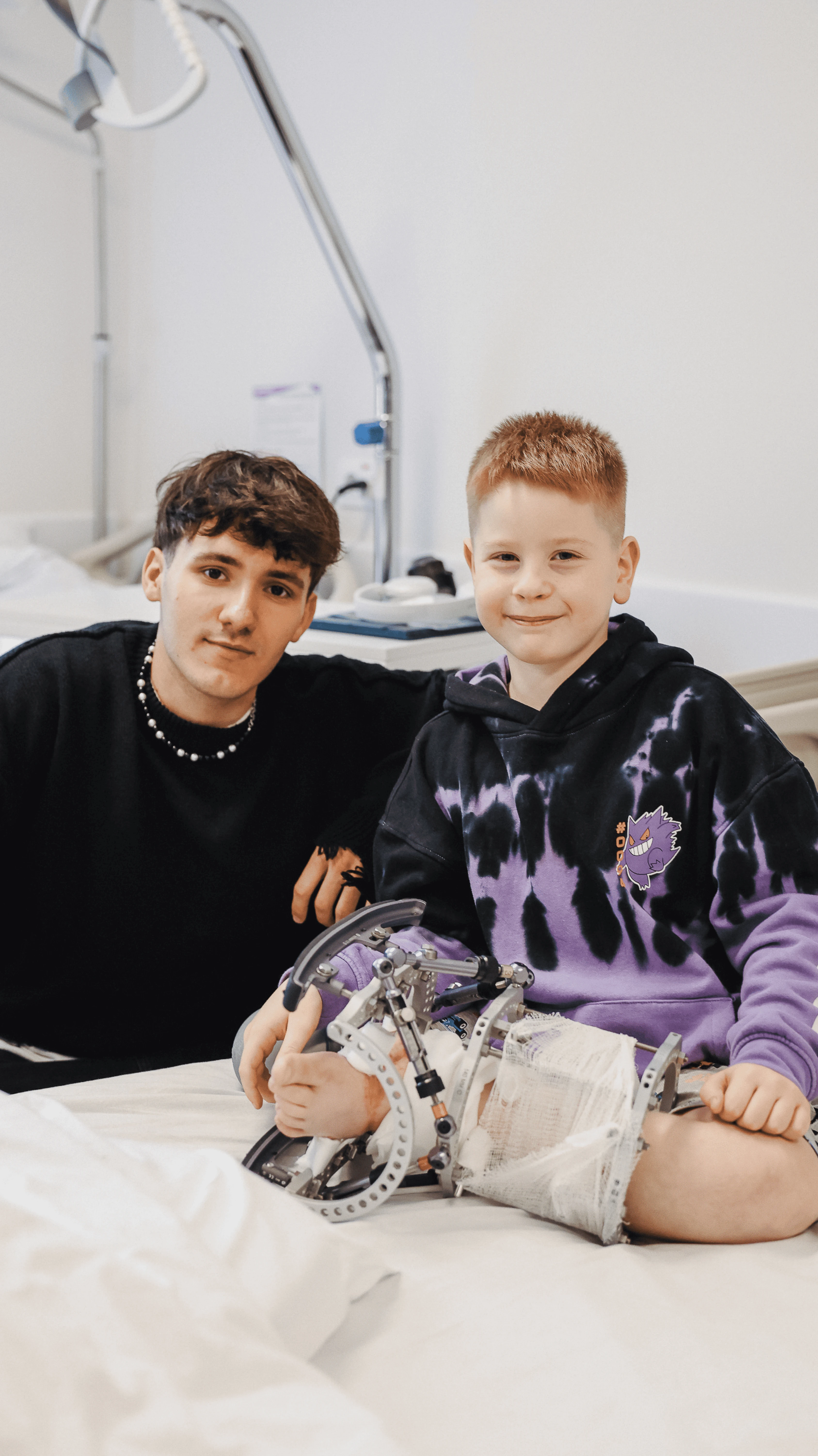 Співав його пісні в лікарні: YAKTAK здійснив мрію пораненого хлопчика з Херсона