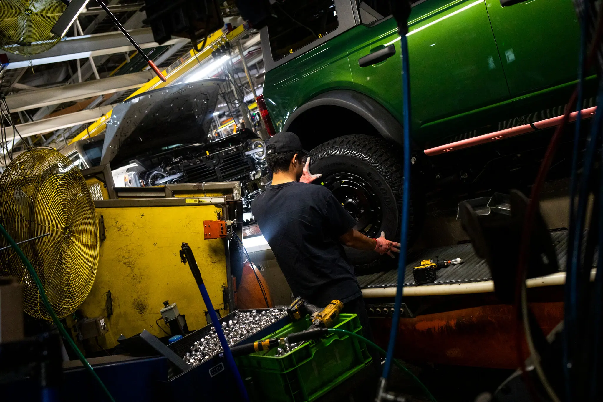 Автогіганти США на межі: чи витіснять їх китайські електромобілі