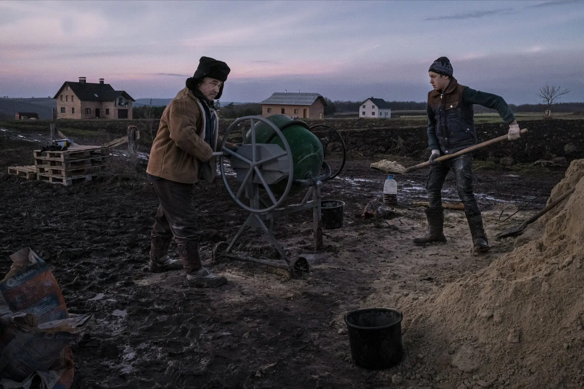 Віруючі простаки на Дністрі: як громада без електрики переживає війну