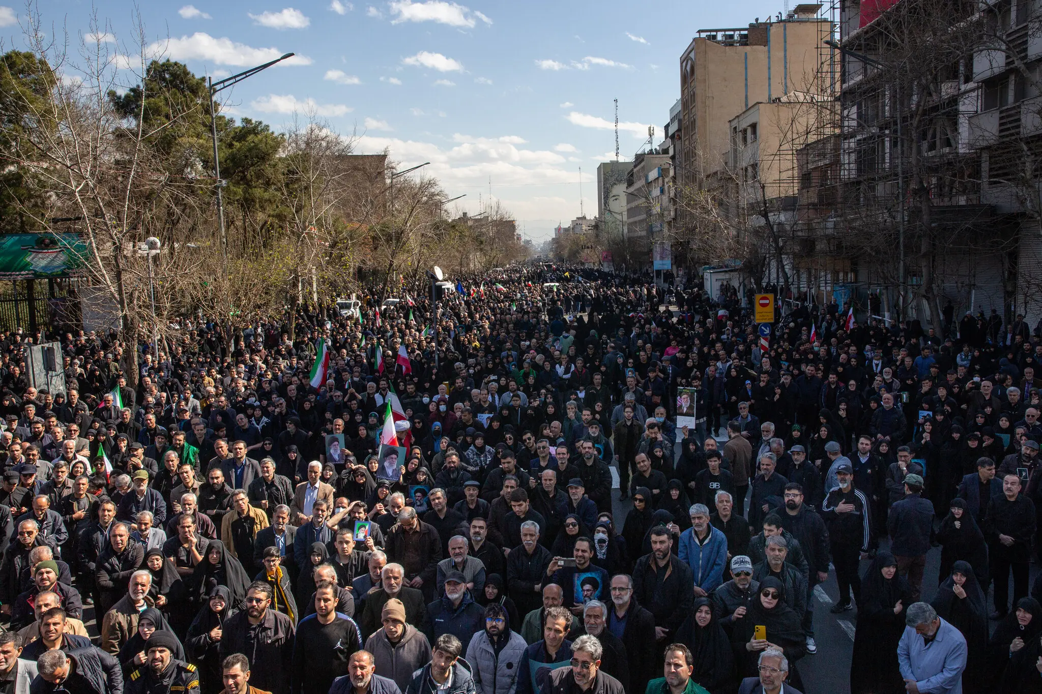 Тегеран без Хаменеї: перехідна рада, шок вулиць і ставка на контроль КВІР