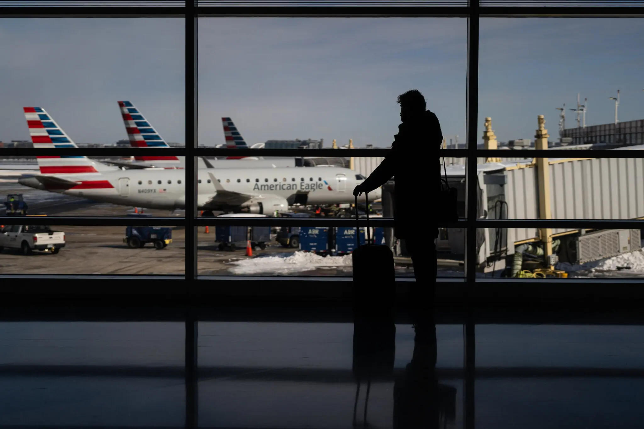 Акції авіакомпаній падають: війна в Затоці перетворює маршрути на ризик