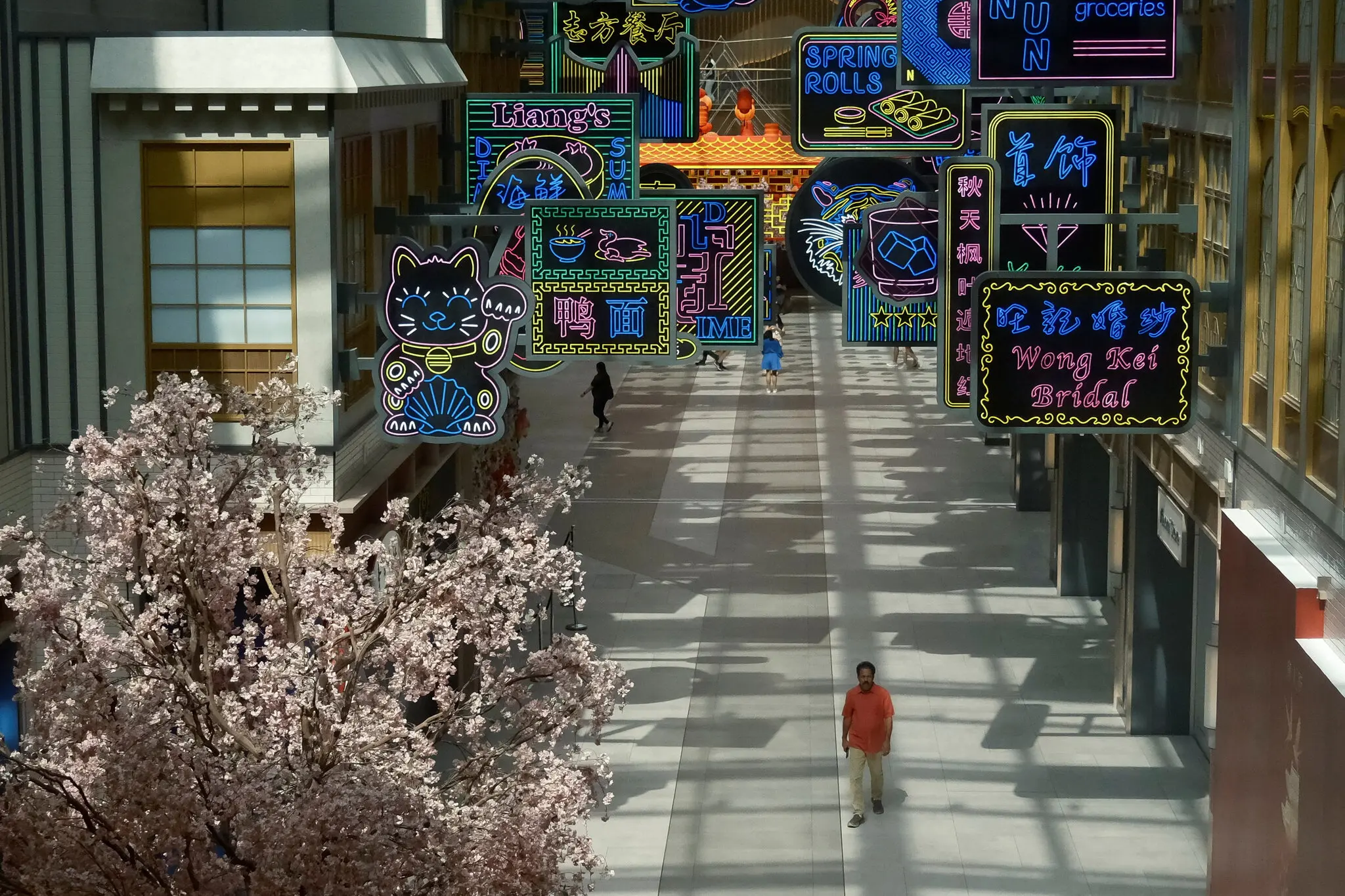 Дубай «показує спокій» під ударами: чому лідери пішли в торговий центр