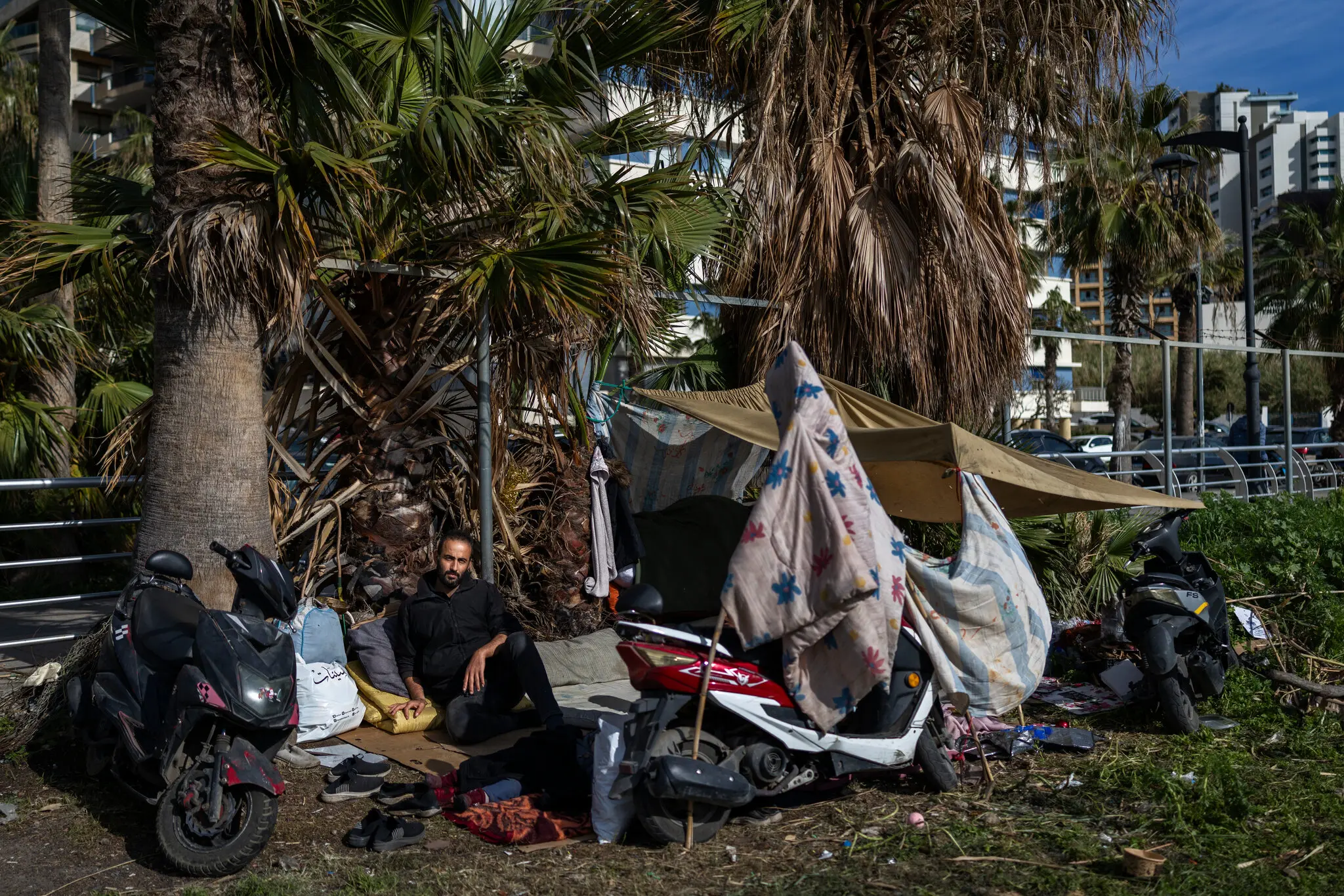 Бейрут на узбіччі війни: родини ночують просто неба під ударами Ізраїлю