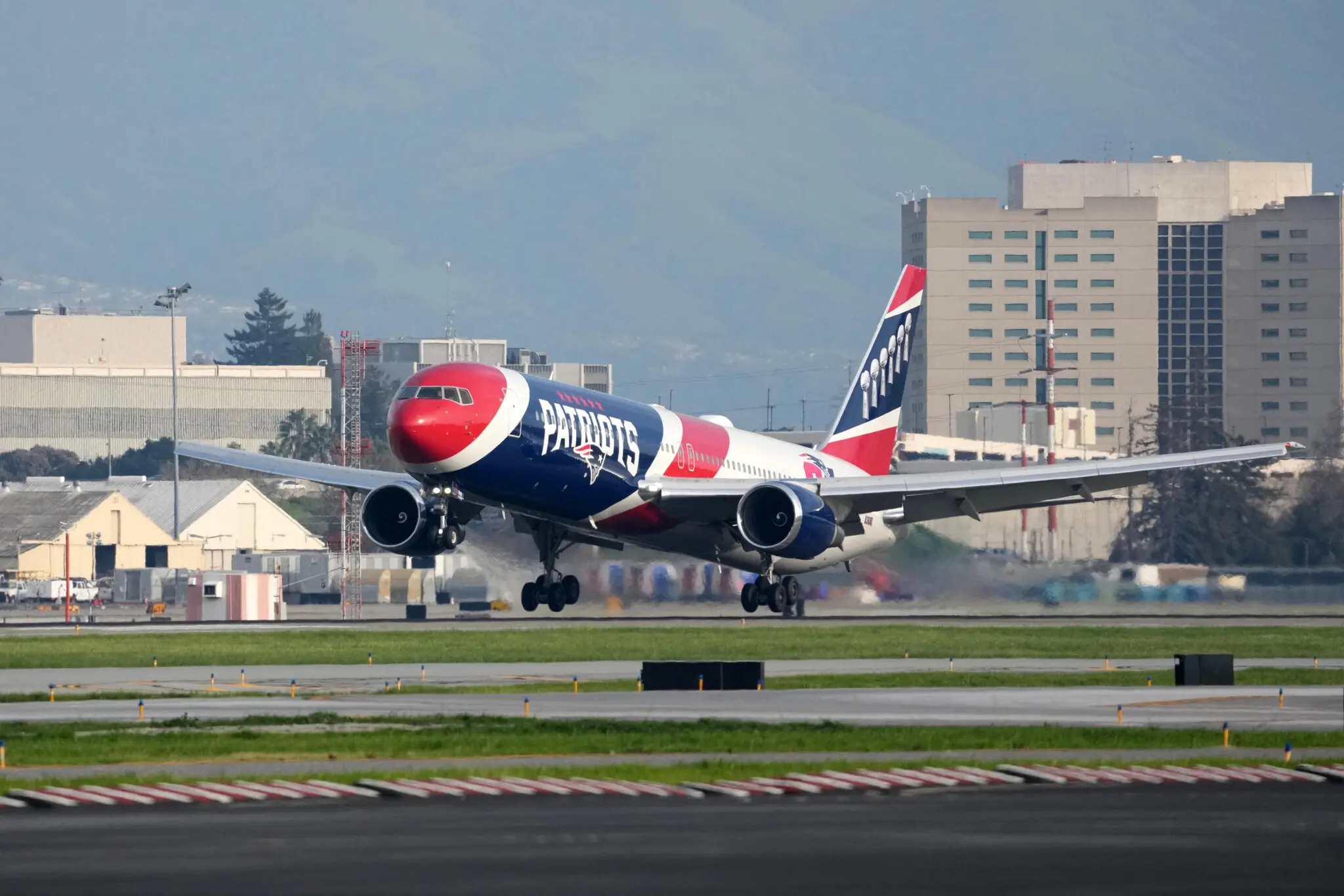 Літак Patriots у ролі евакуації: як війна стирає межі між спортом і кризою