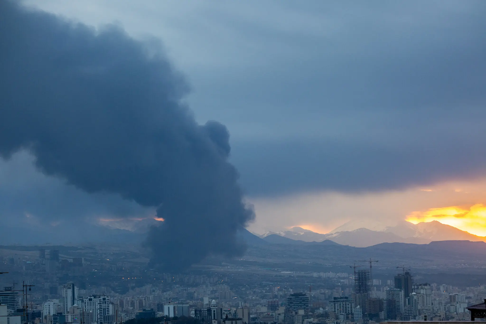 Війна США та Ірану розширюється: масовані удари по військовій інфраструктурі