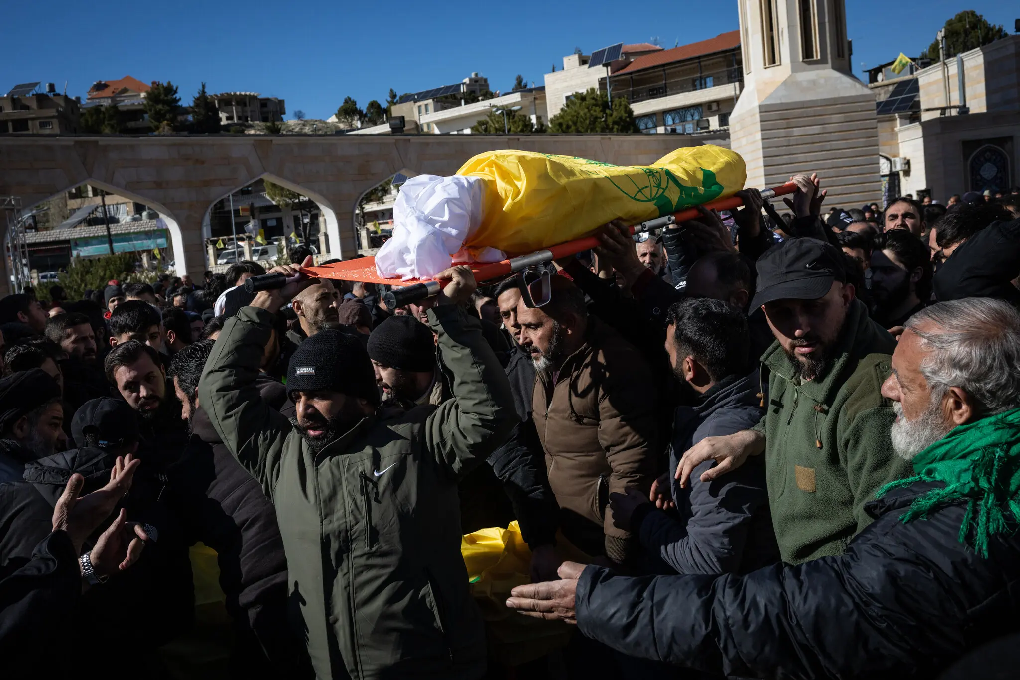Похорони під звуки війни: як конфлікт Ізраїлю і «Хезболли» змінює Ліван