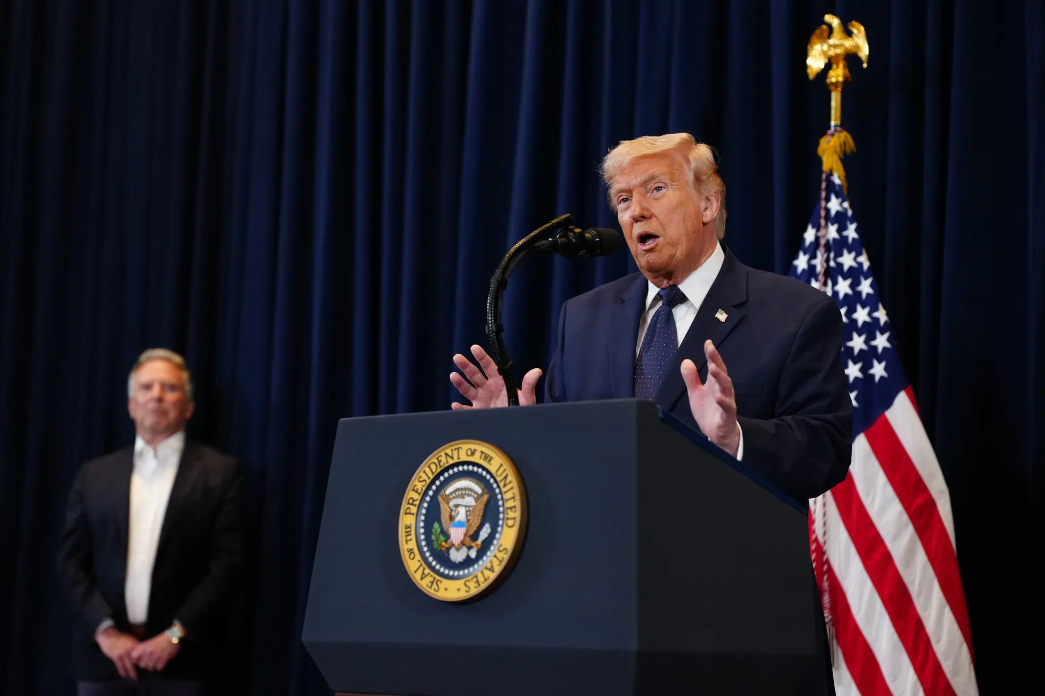 Чому Дональд Трамп купує взуття своїм міністрам: несподіване правило стилю у Білому домі