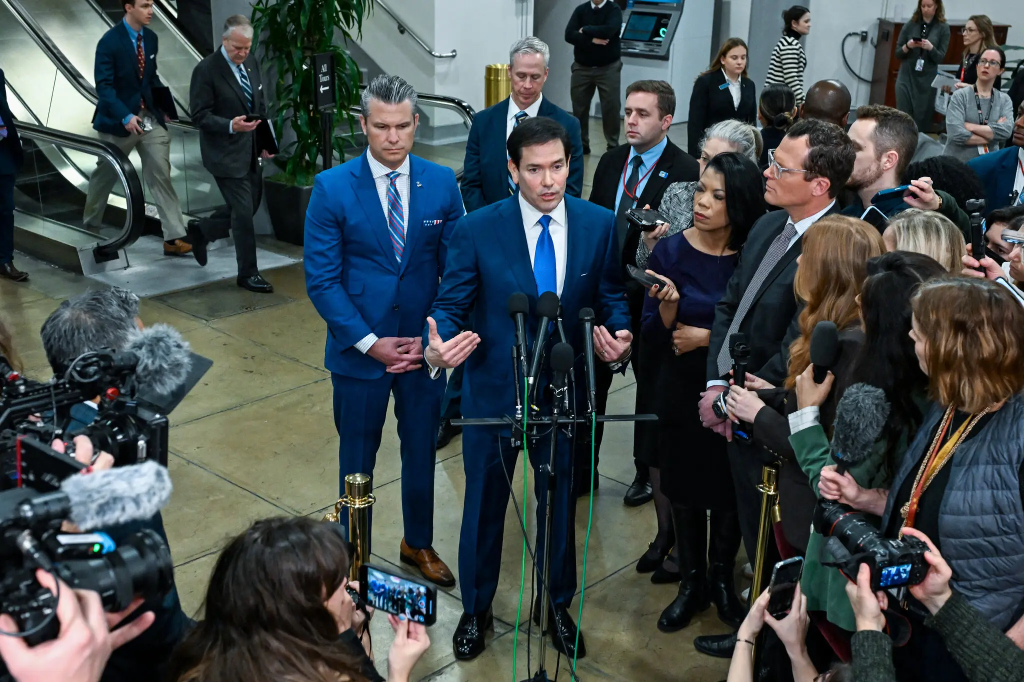 Демократи вимагають пояснень: Конгрес тисне на адміністрацію Трампа через війну з Іраном