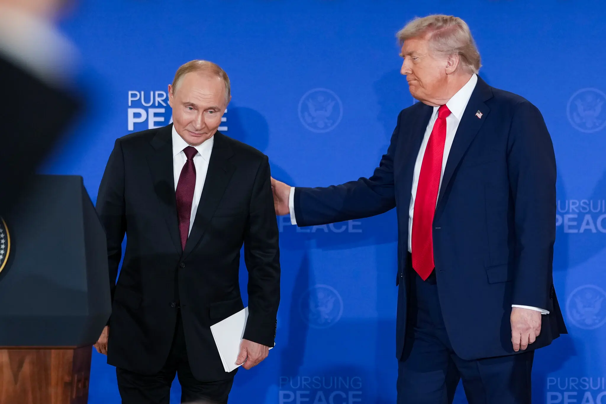 Сильних не чіпає: як Трамп обирає, на кого тиснути