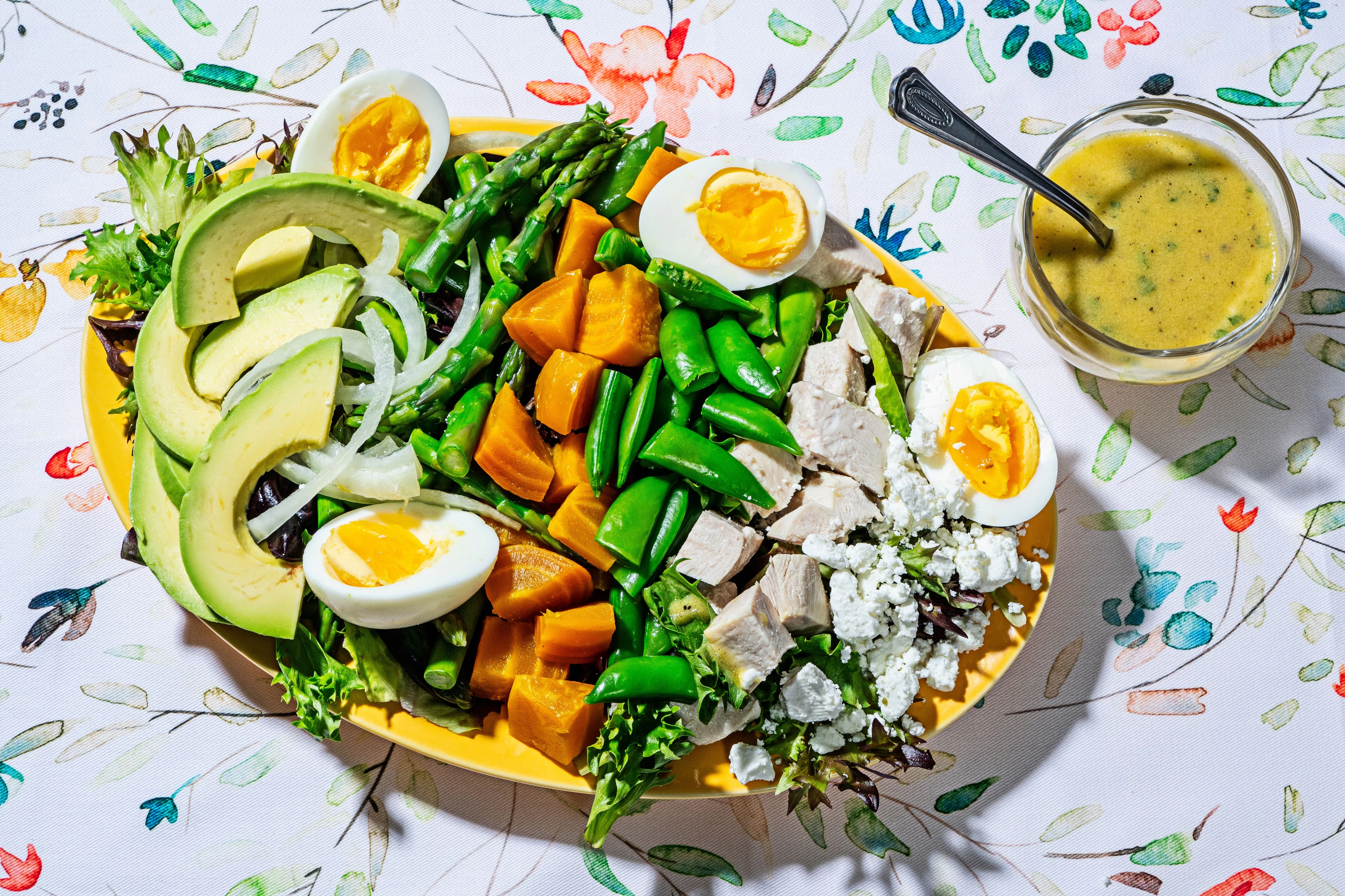 Весняний Cobb salad: як сезонний салат стає повноцінною вечерею