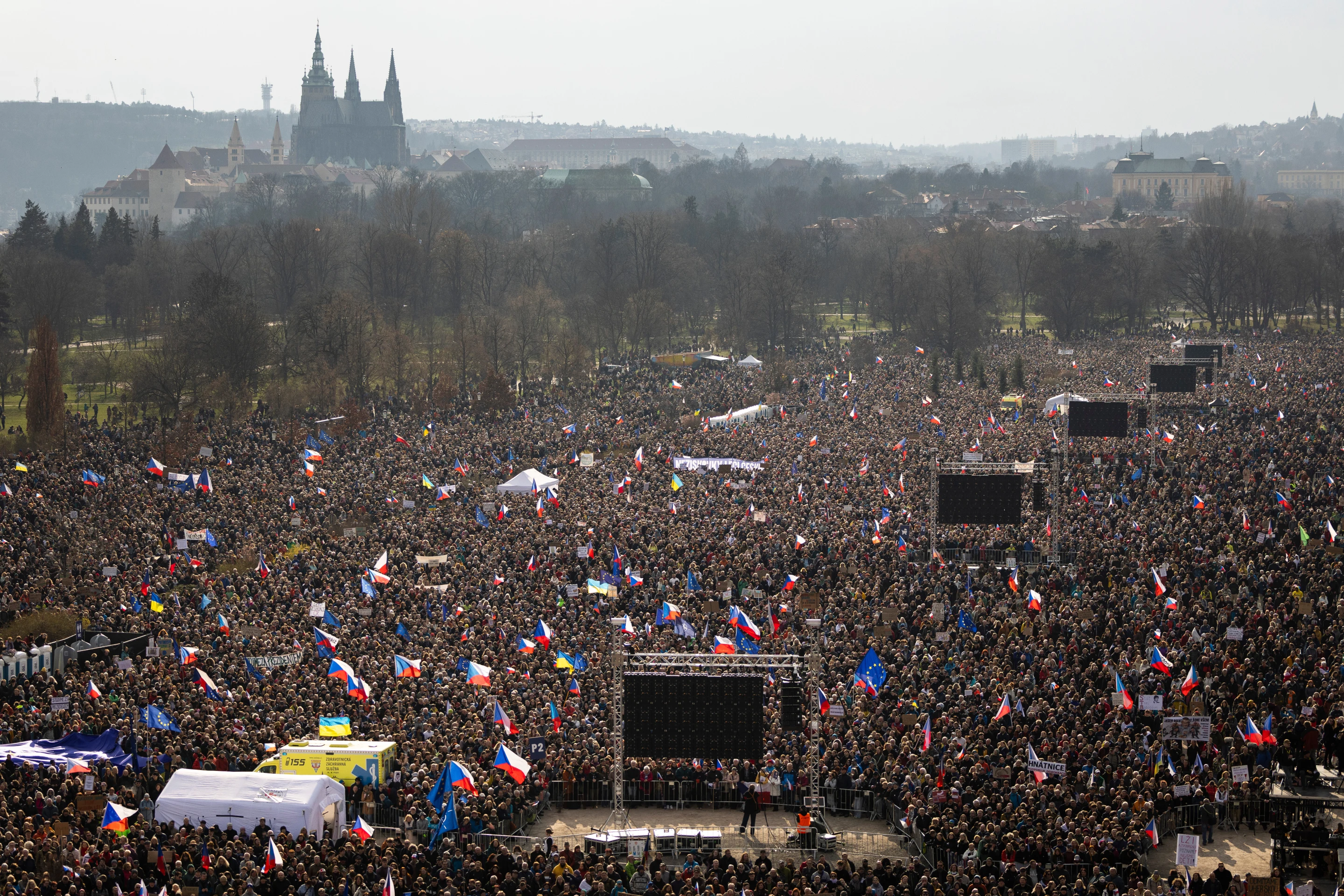 Прага виходить проти Бабіша: що насправді означає марш двохсот тисяч