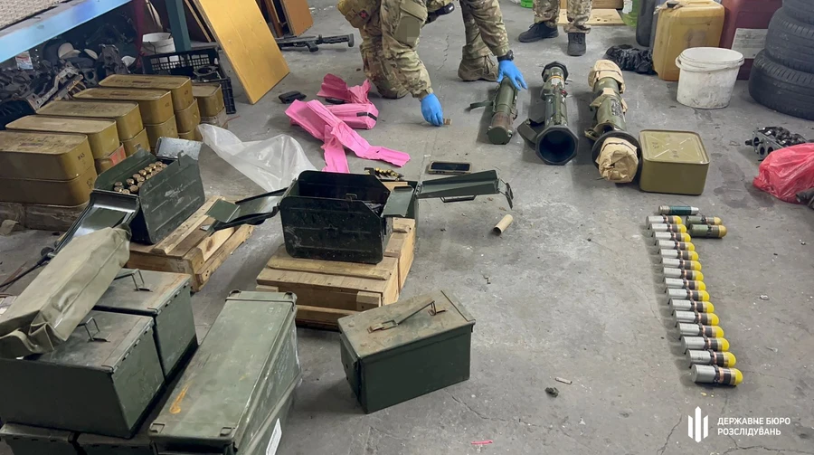 Тіньовий ринок війни: як викрадена з фронту зброя опинилася у продажу через пошту