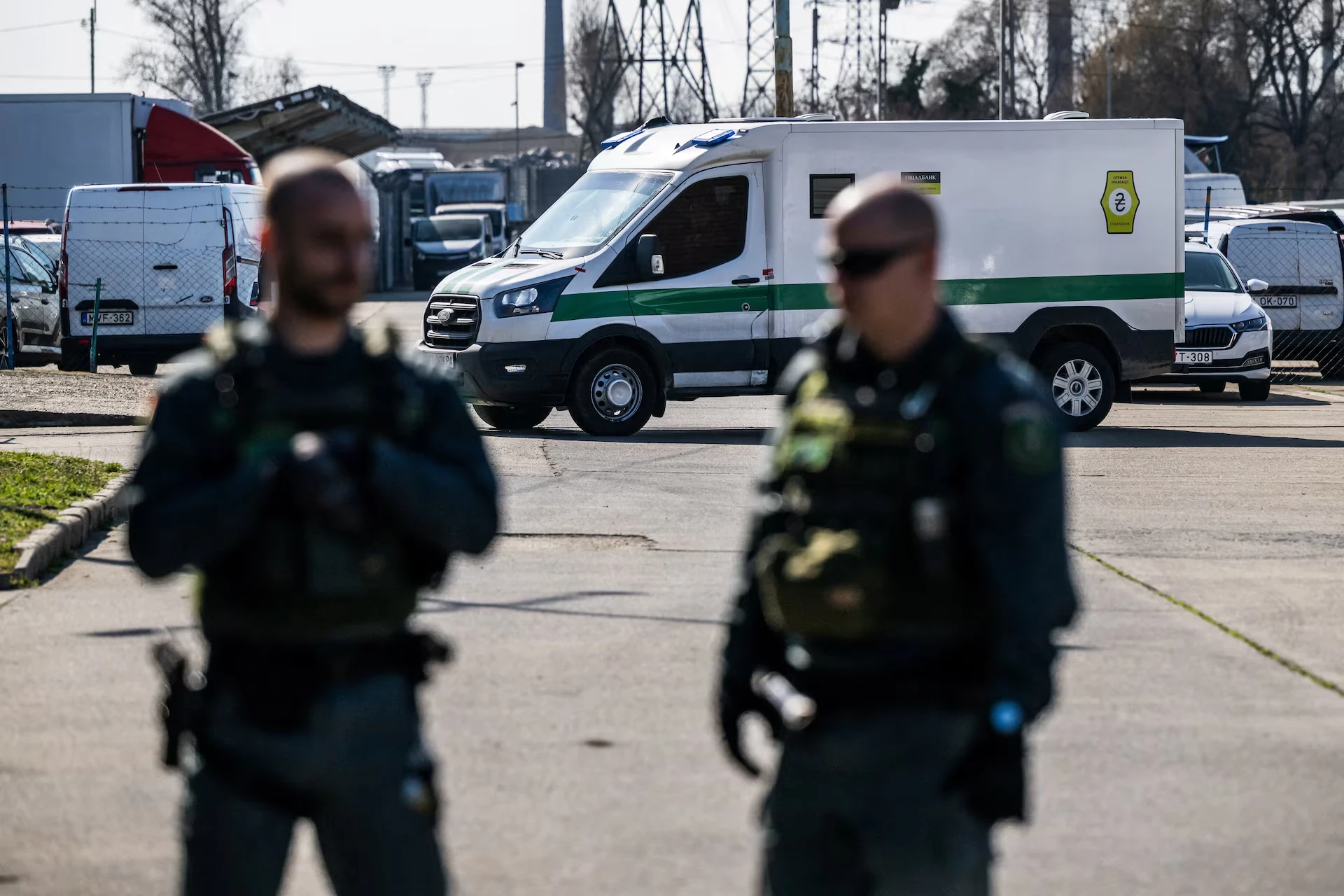 Дипломатичний скандал: Угорщина повернула броньовані авто, але залишила $82 млн України