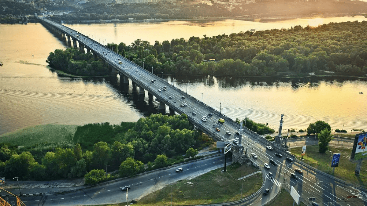 Міст Патона у Києві продовжать експлуатувати з обмеженнями: що відомо про стан легендарної переправи через Дніпро