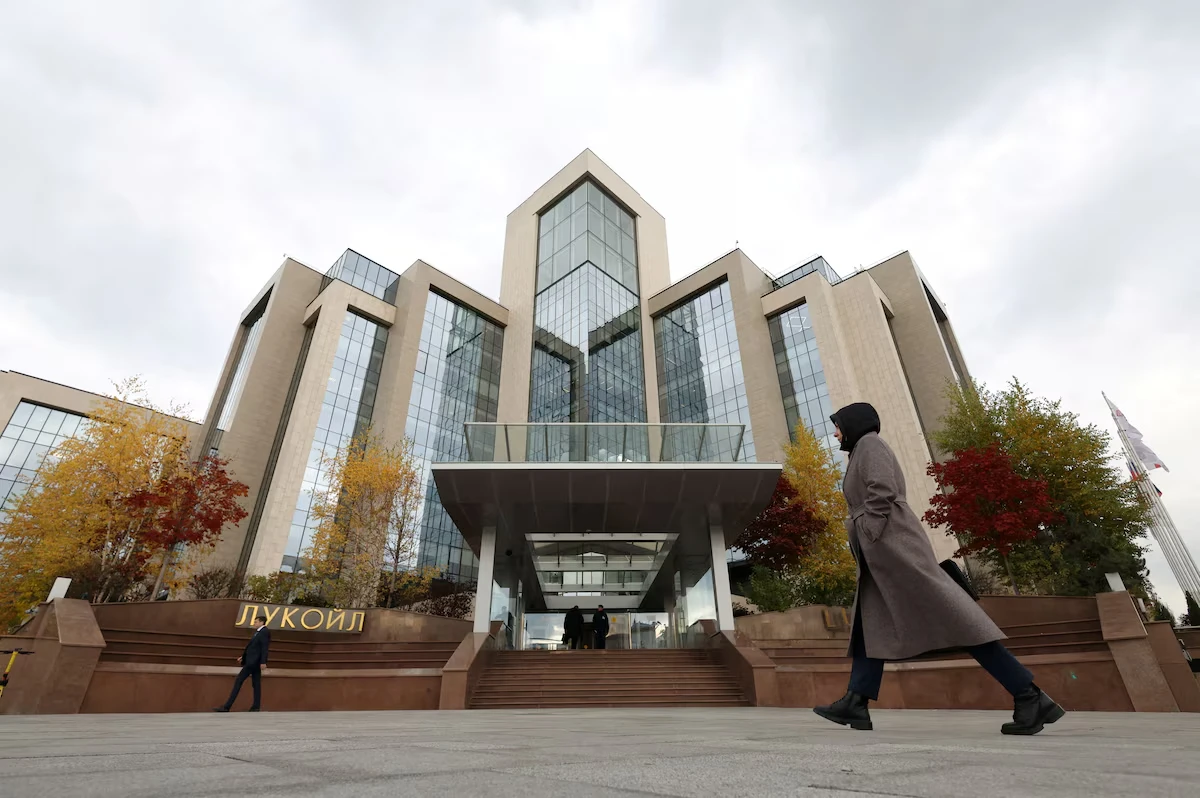 Кінець глобальної експансії: як санкції змусили Lukoil розпродати імперію
