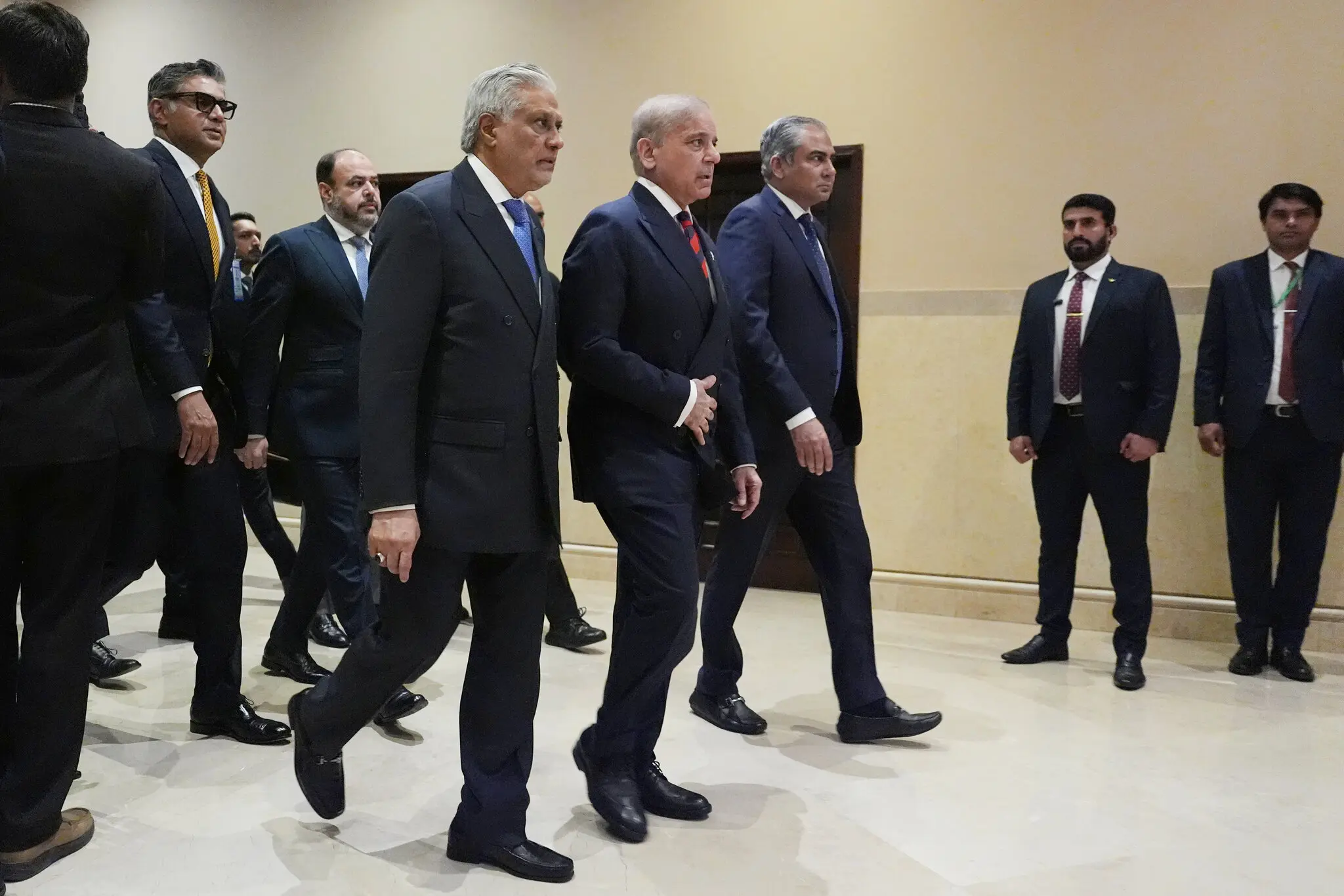 Прем'єр-міністр Пакистану Шехбаз Шаріф (у центрі) та інші пакистанські посадовці під час мирних переговорів між Сполученими Штатами та Іраном в Ісламабаді, Пакистан, минулого тижня