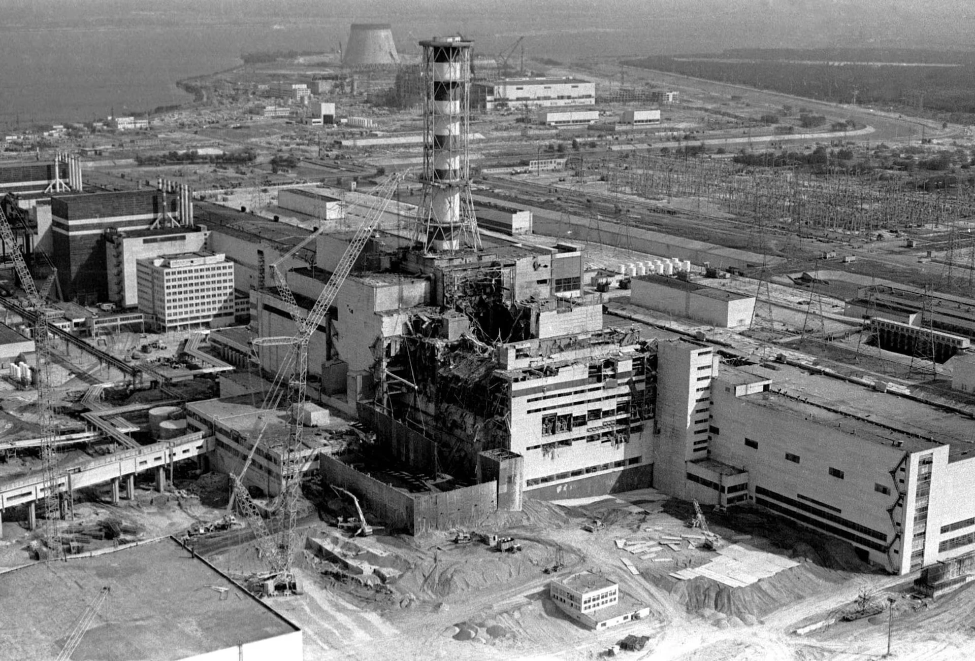 Аерофотознімок четвертого реактора Чорнобильської атомної електростанції, на цьому архівному фото від травня 1986 року. Четвертий реактор Чорнобильської АЕС загорівся та вибухнув у квітні 1986 року, спричинивши радіоактивну хмару пилу над Україною, Білоруссю, Росією та іншими частинами Європи