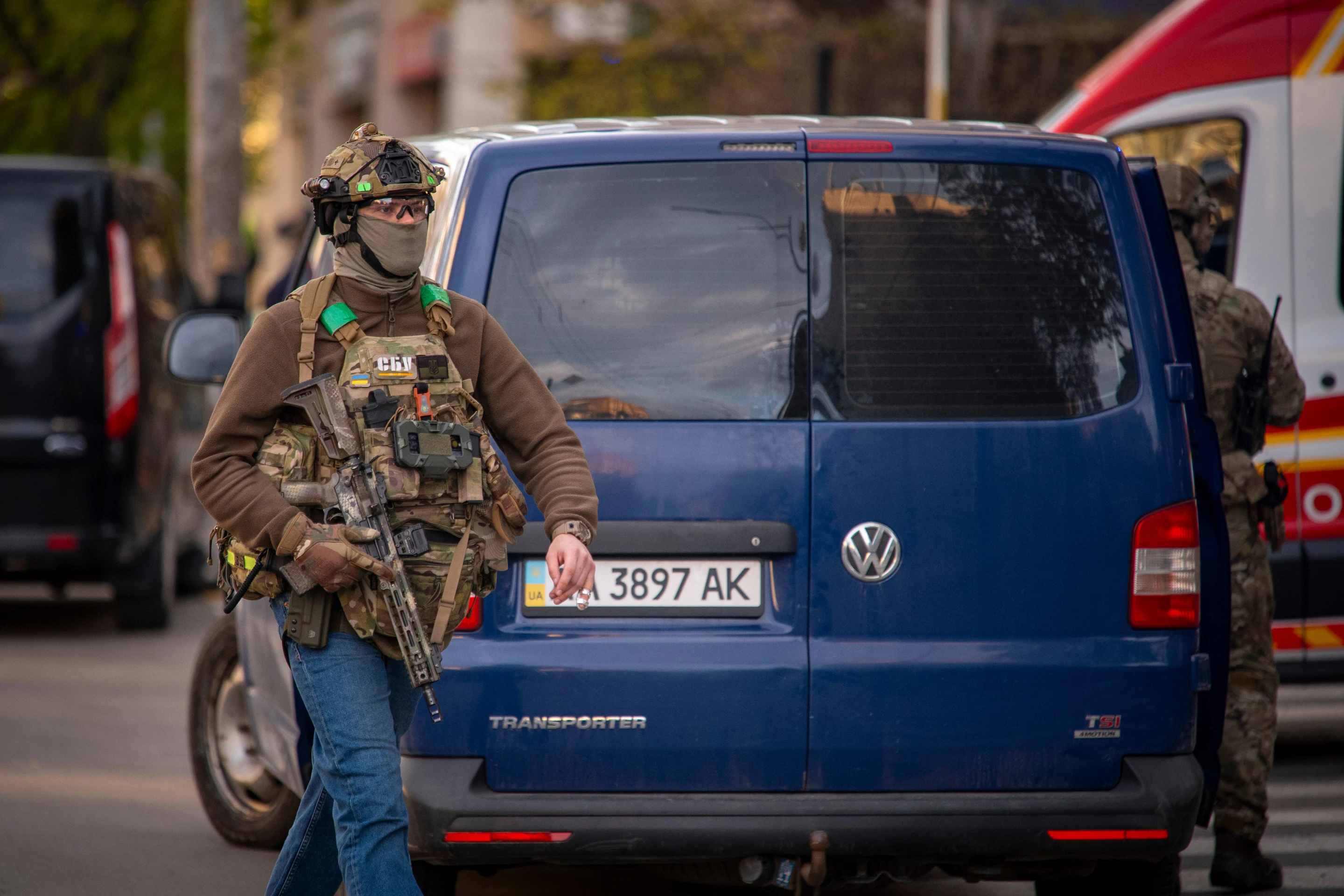 Поліцейський на місці події, де озброєний чоловік убив щонайменше шістьох людей на вулицях, перш ніж його застрелила поліція, у Києві, Україна, субота, 18 квітня 2026 року