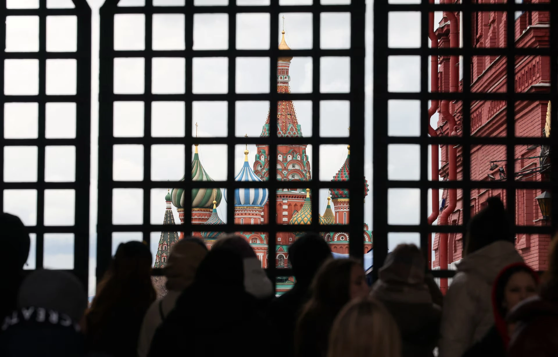 Парад без техніки: Москва показує перемогу, але ховає війну