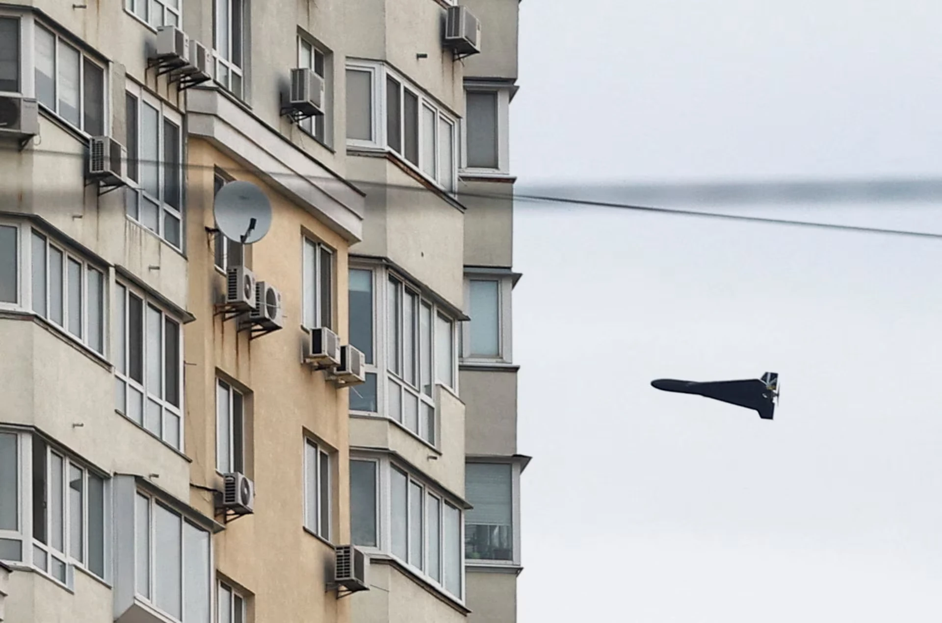Російський безпілотник-камікадзе «Геран-2» пролітає поруч із будівлею на тлі нападу Росії на Україну, у Києві, Україна, 16 квітня 2026 року