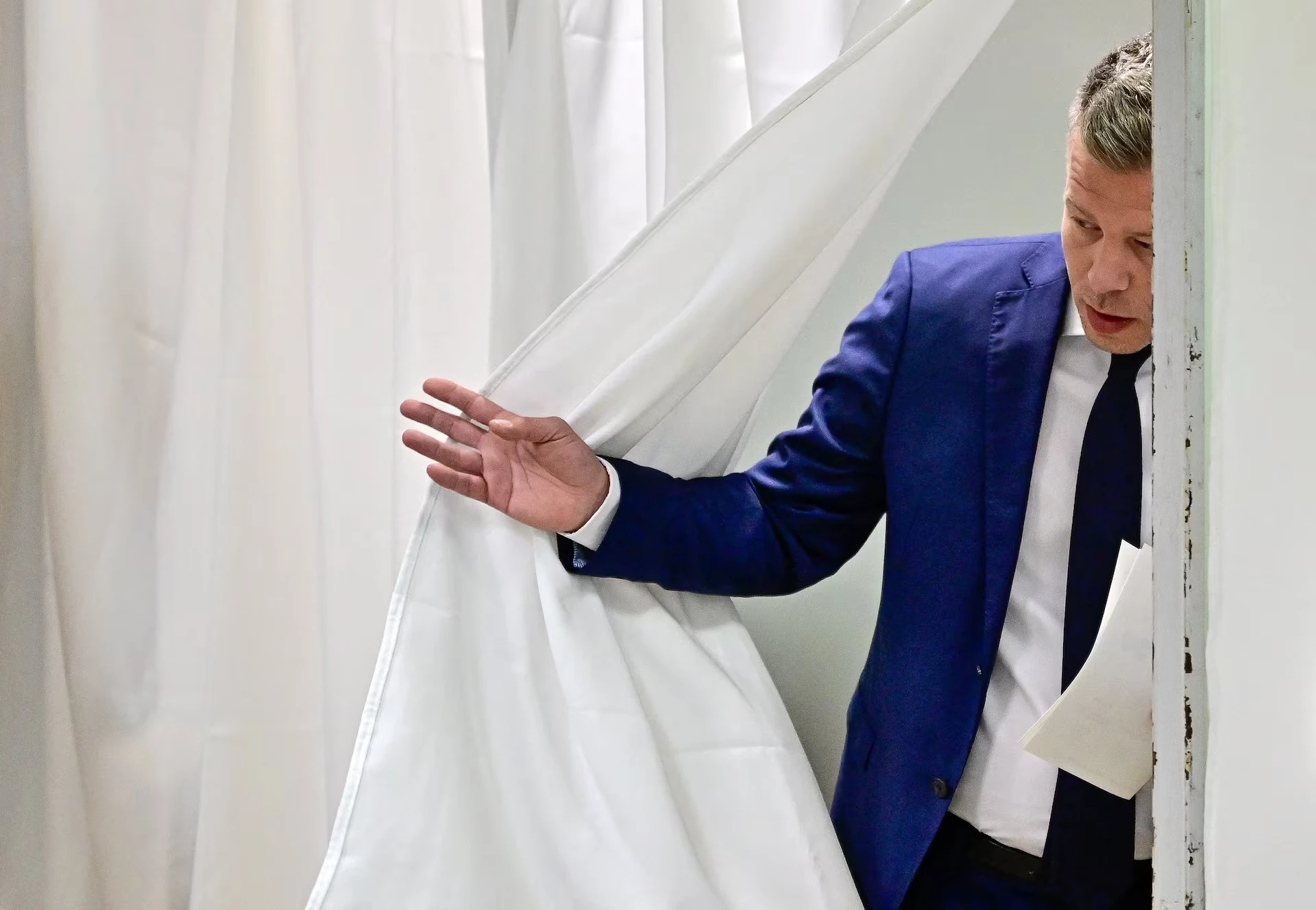 Петер Мадяр, лідер опозиційної партії «Тиса», голосує під час парламентських виборів у Угорщині в Будапешті, Угорщина, 12 квітня 2026 року