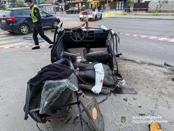 Смертельна ДТП у Дніпрі: авто розірвало на шматки після удару в зупинку з людьми