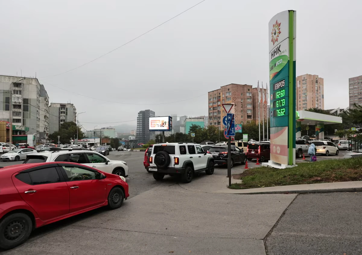 Росія відповідає на паливний дефіцит лімітами, чергами й ручним розподілом