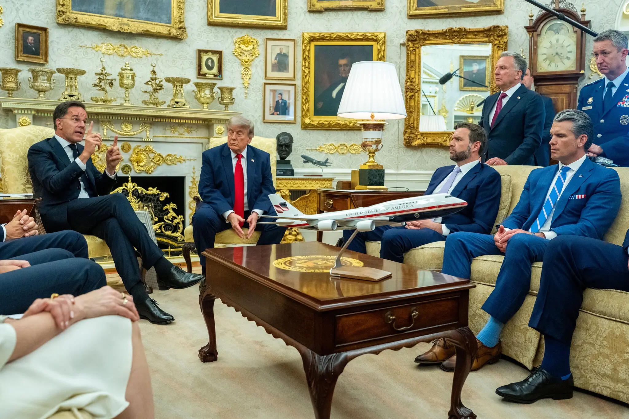 Рютте прийшов до Трампа з графіками: НАТО рятує себе цифрами