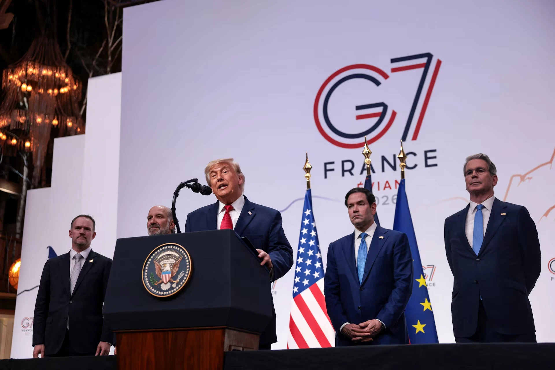 Президент США Дональд Трамп у супроводі міністра фінансів Скотта Бессента, державного секретаря Марко Рубіо, міністра торгівлі Говарда Лутніка та торгового представника Джеймісона Гріра виступає на прес-конференції під час саміту G7 в Евіан-ле-Бен, Франція, 17 червня 2026 року