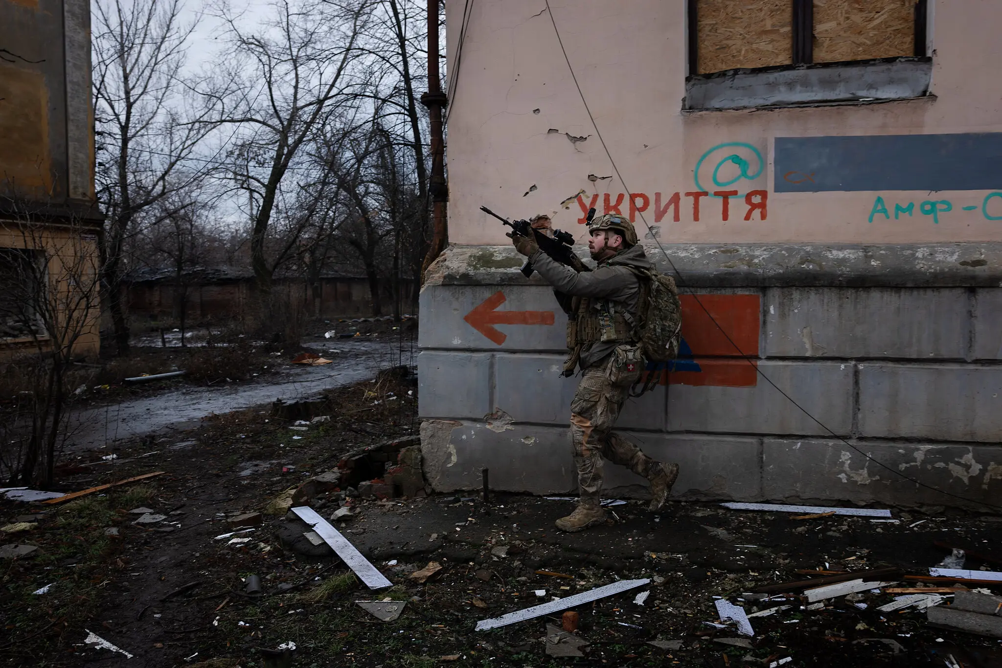 Український солдат стріляє по російському дрону в Костянтинівці, Україна, у січні