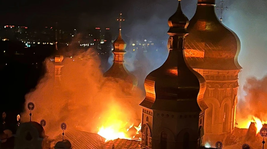 Фото палаючої Лаври змінили все: ЗМІ розкрили, як Зеленський переконав Трампа посилити підтримку України