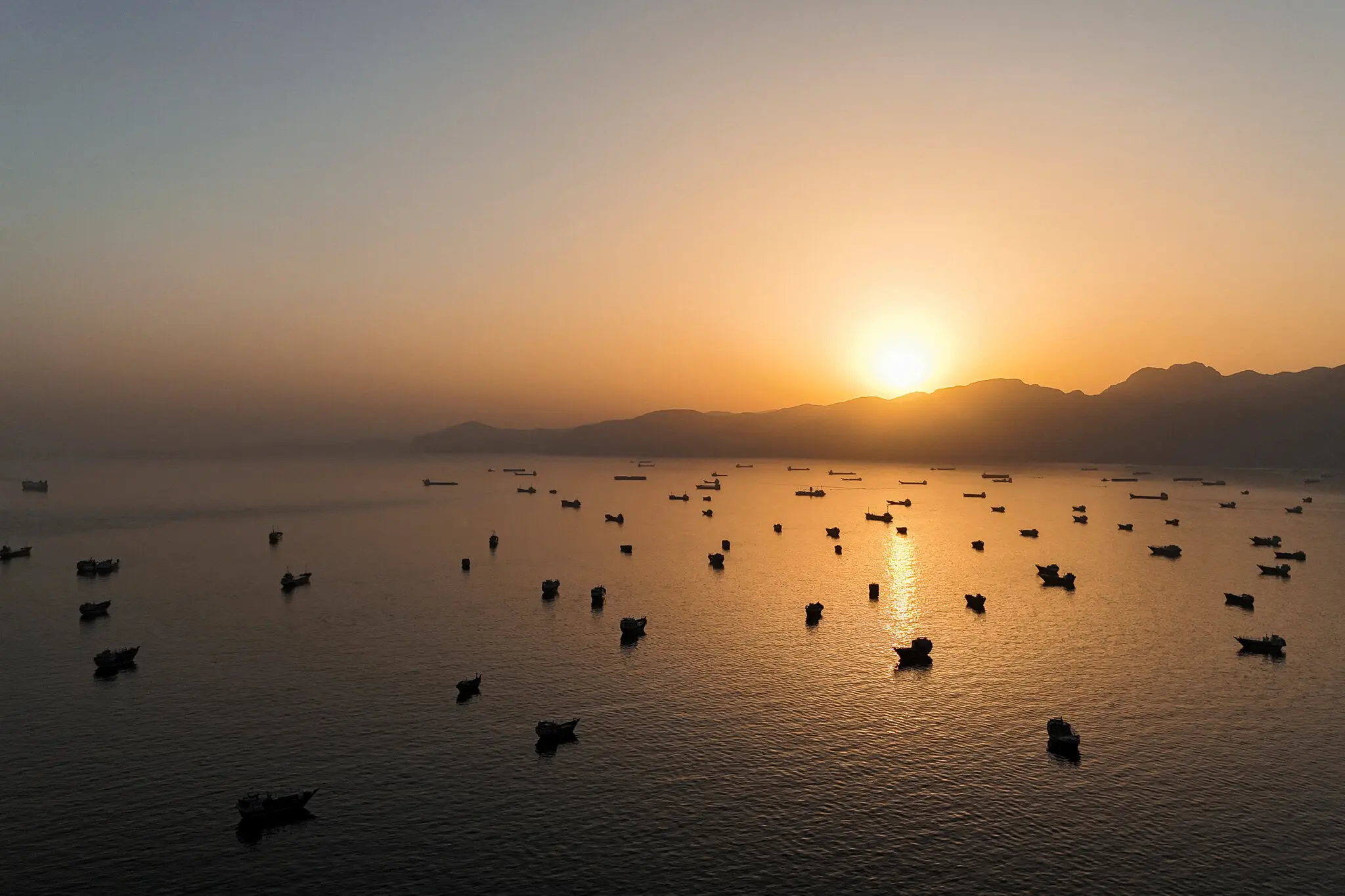 Заручники Ормузу: судна застрягли між війною й ціною ризику
