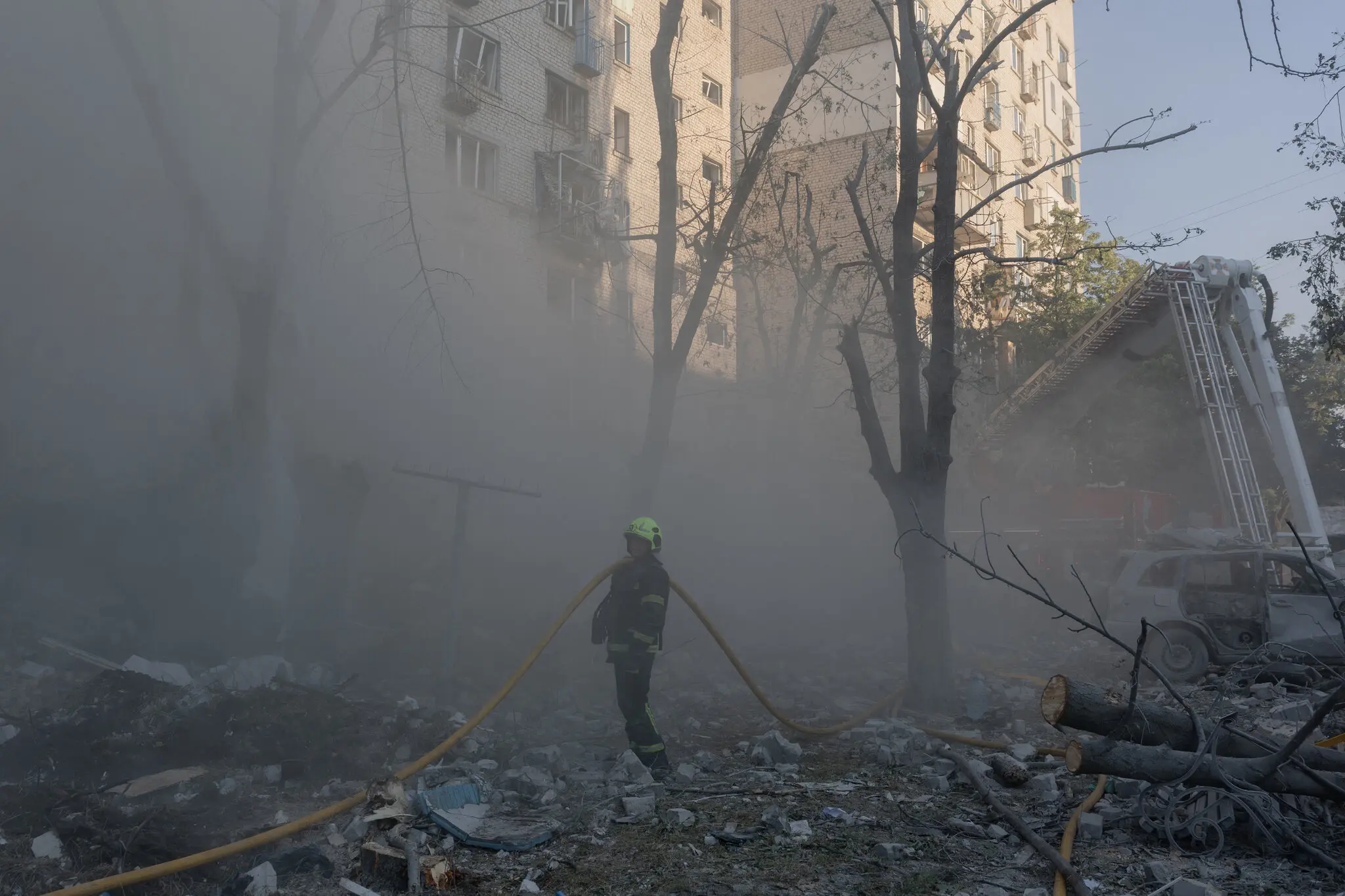 Опівдні в Києві, столиці України, деякі пожежі, спричинені російськими атаками, все ще палають