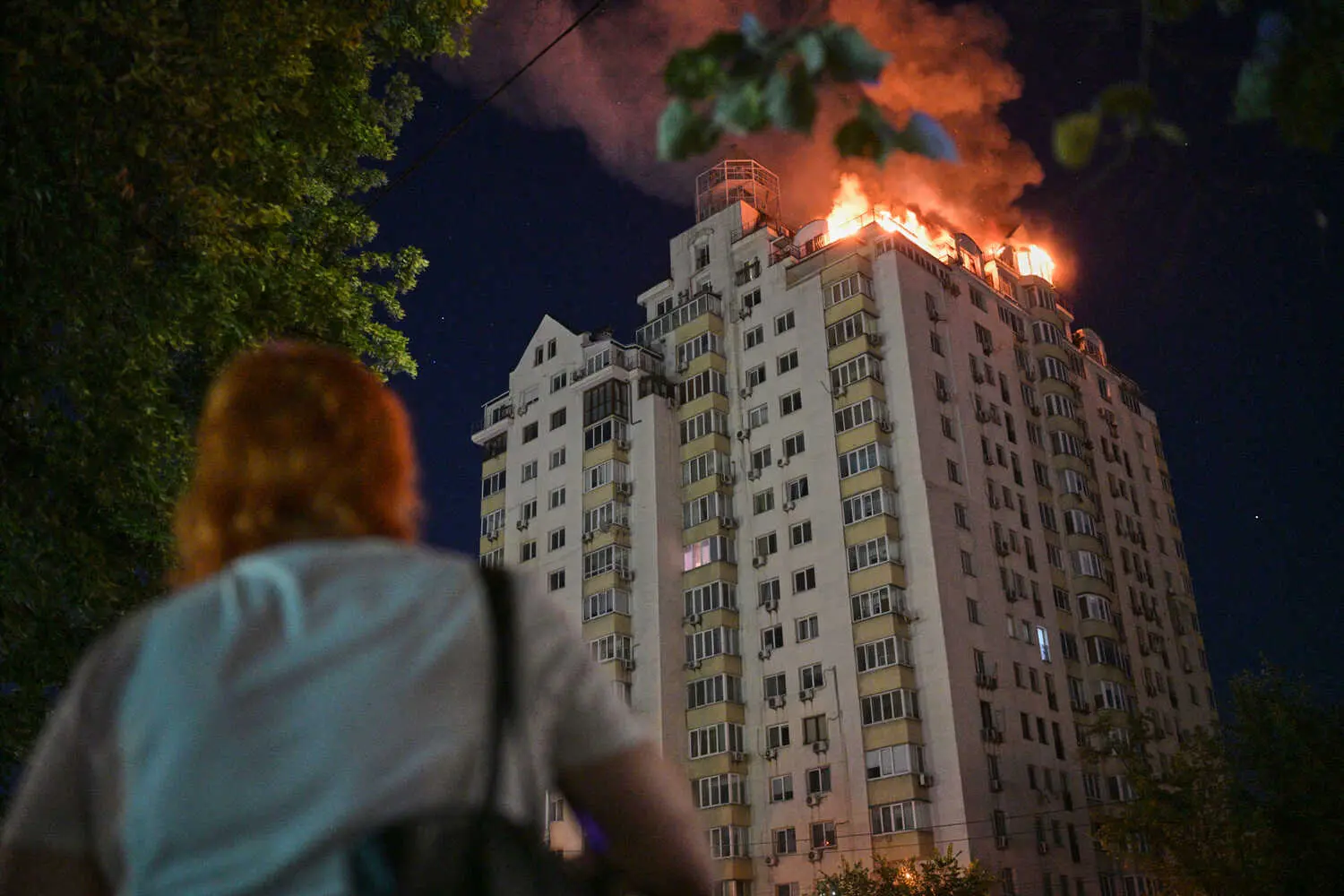 Київ рахує 17 загиблих після нічного удару, а пожежі ще не згасли