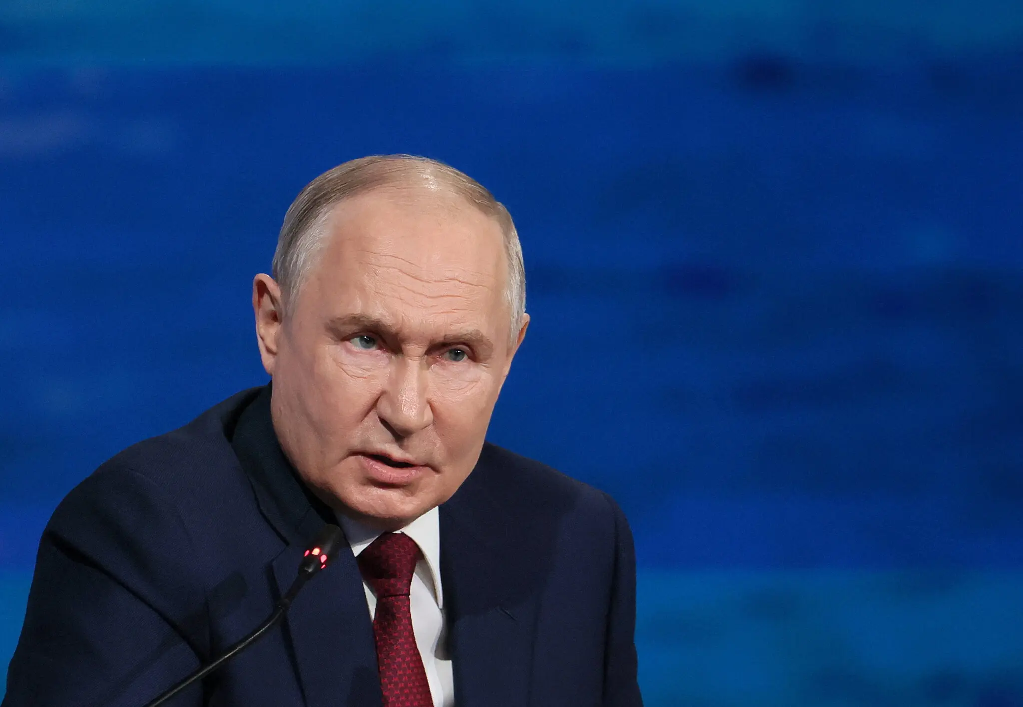 Європа на межі: Росія погрожує НАТО, поки хвалить Трампа