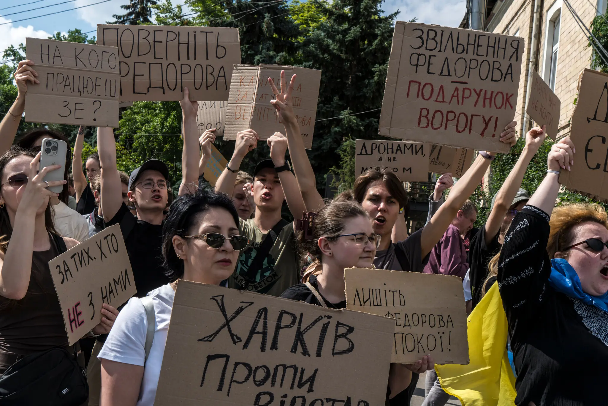 Протест проти звільнення міністра оборони України Михайла Федорова в Харкові в четвер. Деякі з гасел можна перекласти як «Поверніть Федорова» та «Звільнення Федорова – це подарунок ворогу»