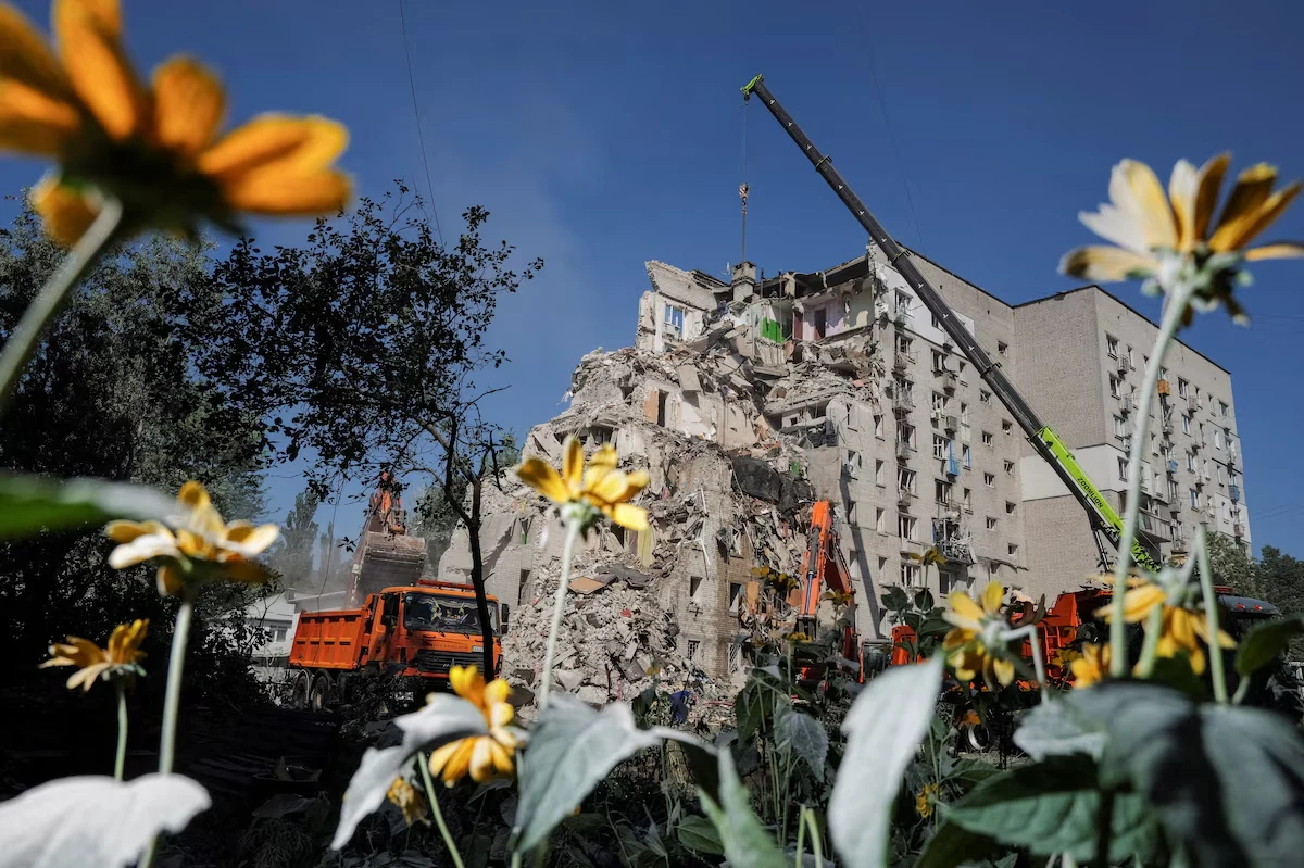 Київ у жалобі шукає зниклих після найсмертельнішого удару року