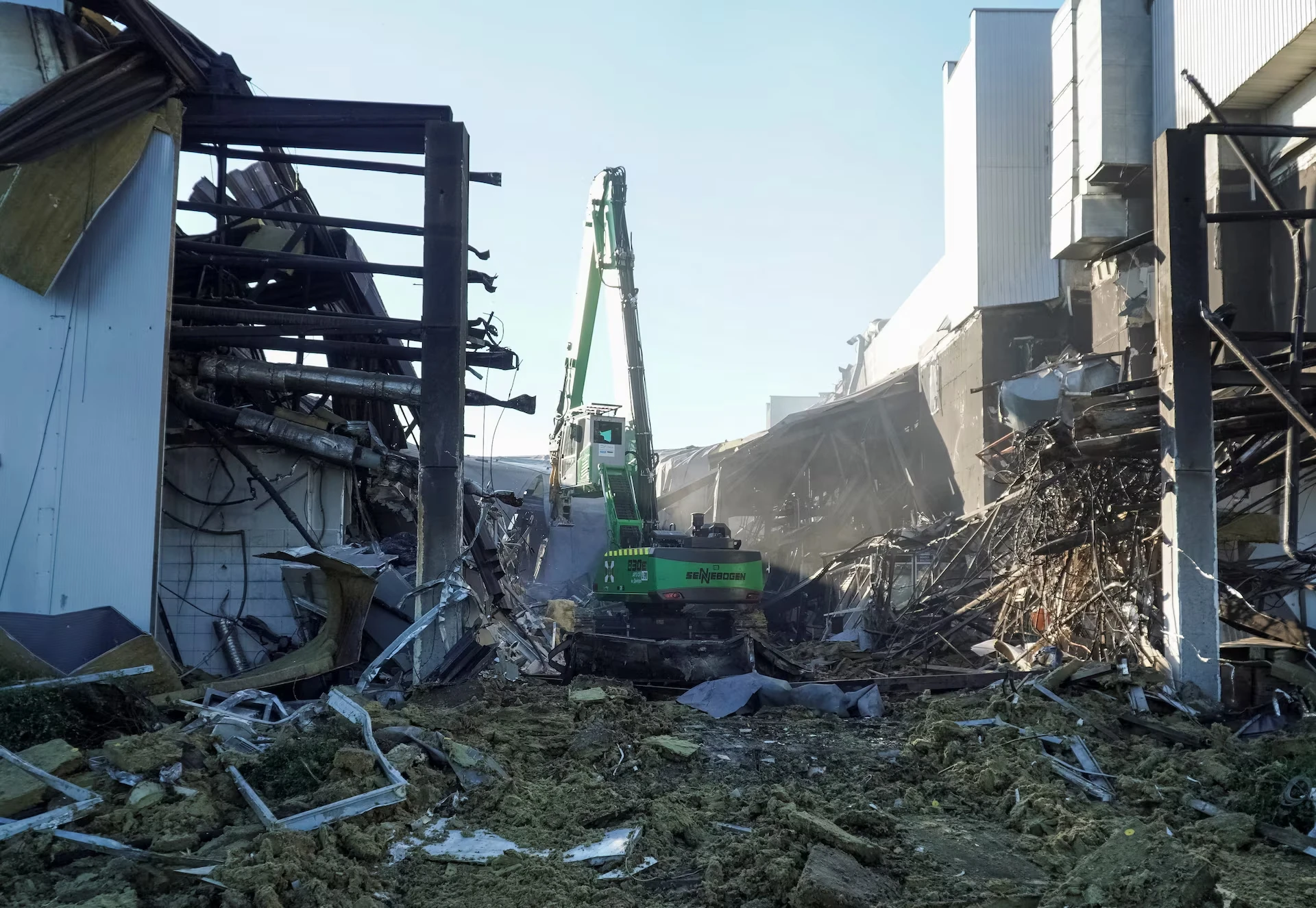 Рятувальники працюють на місці торгового центру, зруйнованого вчорашньою атакою російського безпілотника на тлі нападу Росії на Україну, у місті Кривий Ріг, Дніпропетровська область, Україна, 22 серпня 2026 року
