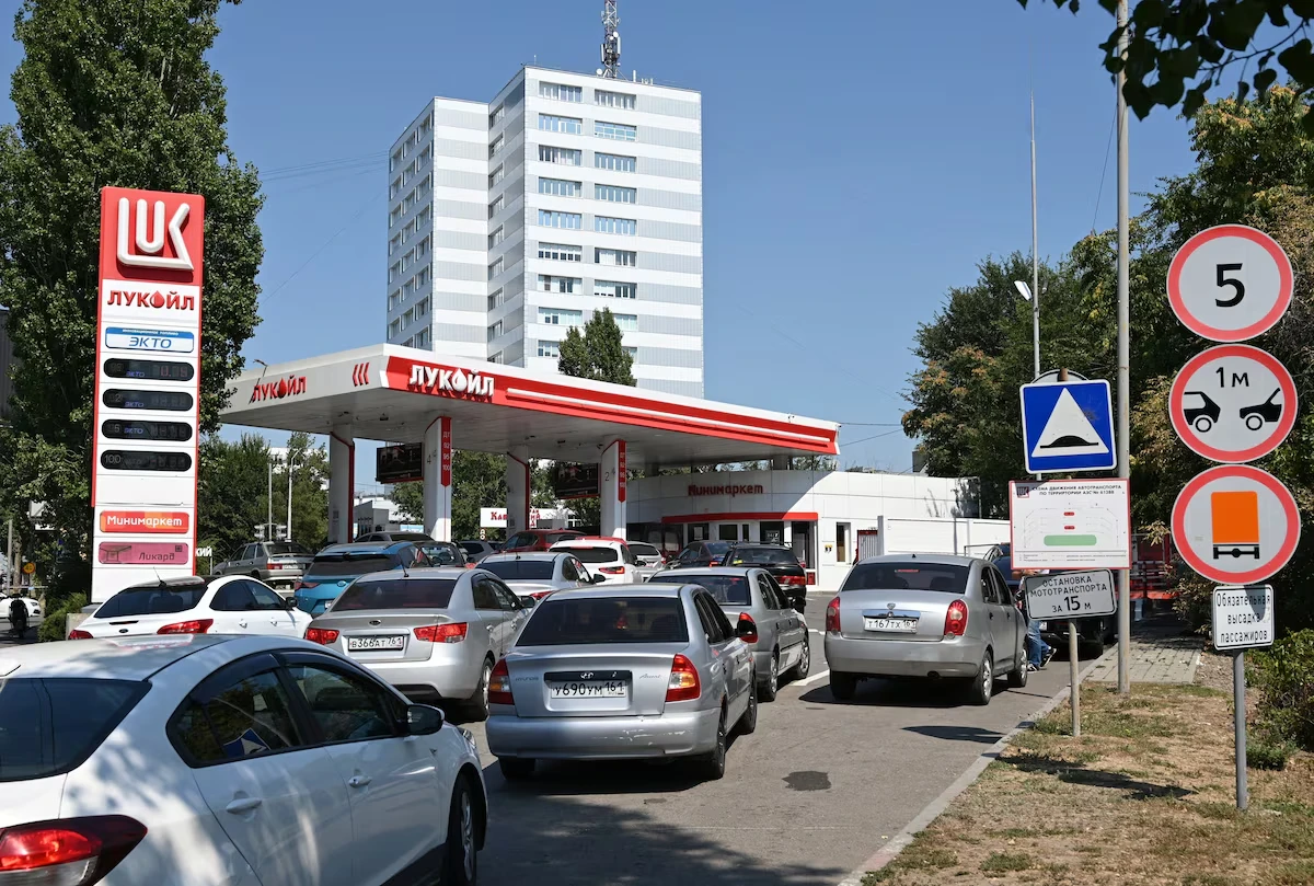 Дефіцит бензину в Росії поглиблюється: після ударів по НПЗ виробництво покриває лише 70% попиту