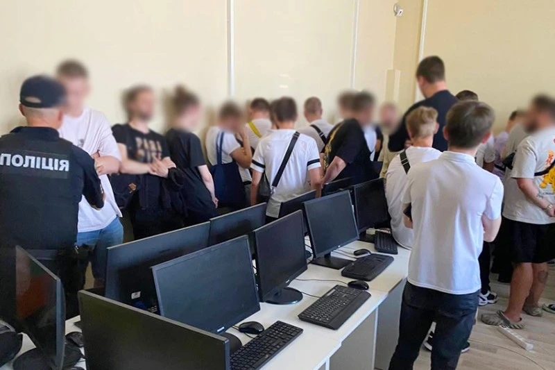 Телефонний обман можуть прирівняти до серйозного злочину: Зеленський вимагає жорстких змін